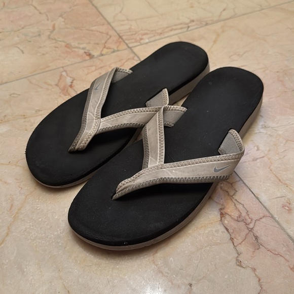 Nike Flip Flops - Picture 3 of 3